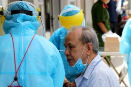 Nhân viên y tế đến tận nhà lấy mẫu xét nghiệm cho người lớn tuổi, sức đề kháng kém có nguy cơ lây nhiễm cao. (Ảnh: Quốc Dũng/TTXVN)