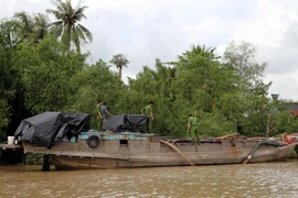 Phương tiện Nguyễn Văn Đương sử dụng khai thác cát trái phép trên sông Hậu. (Ảnh: Công an Sóc Trăng cung cấp/TTXVN phát)
