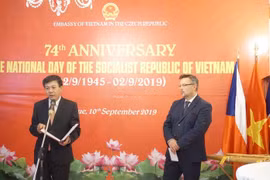 Đại sứ Việt Nam tại Séc Hồ Minh Tuấn phát biểu khai mạc tại chiêu đãi trọng thể kỷ niệm 74 năm Quốc khánh nước CHXHCN Việt Nam (2/9/1945-2/9/2019). (Ảnh: Hồng Kỳ/TTXVN)