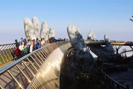 Khách đến tham quan Khu du lịch Bà Nà Hills của Đà Nẵng. (Ảnh: TTXVN)