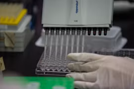 Nghiên cứu vaccine ngừa COVID-19 tại Viện vắcxin Quốc tế ở Seoul, Hàn Quốc. (Ảnh: AFP/TTXVN)