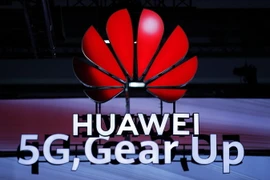 Biểu tượng của Huawei và mạng 5 G. (Ảnh: AFP/TTXVN)