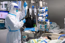 Nhân viên y tế điều trị cho bệnh nhân nhiễm virus corona chủng mới tại bệnh viện ở Vũ Hán, tỉnh Hồ Bắc, Trung Quốc ngày 24/1 vừa qua. (Ảnh: THX/TTXVN)