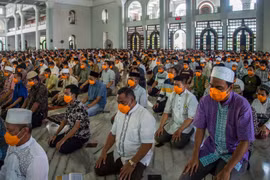 Người dân Indonesia đeo khẩu trang phòng dịch COVID-19 khi tham dự lễ cầu nguyện Ngày Thứ Sáu tại nhà thờ ở Surakarta, Đông Java, ngày 20/3 vừa qua. (Ảnh: AFP/TTXVN)