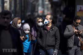 Người dân đeo khẩu trang để phòng tránh lây nhiễm COVID-19 tại Tehran, Iran, ngày 23/2/2020. (Ảnh: THX/TTXVN)