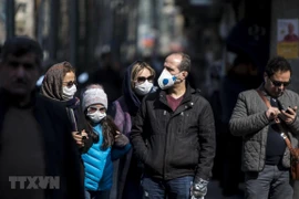 Người dân đeo khẩu trang để phòng tránh lây nhiễm COVID-19 tại Tehran, Iran, ngày 23/2/2020. (Ảnh: THX/TTXVN)