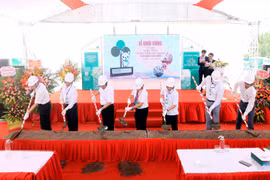 Quang cảnh lễ khởi công tổ hợp công trình hạ tầng và cảnh quan trọng điểm thuộc giai đoạn 2 của Dự án Khu công nghiệp Nam Cầu Kiền. (Ảnh: An Đăng/TTXVN)