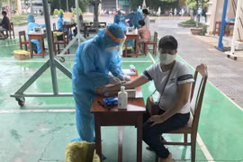 Một người dân Đà Nẵng đang được nhân viên y tế lấy mẫu máu. (Ảnh: TTXVN phát)