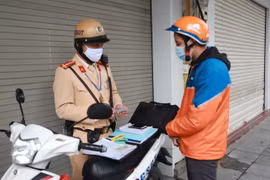 Cảnh sát giao thông Hà Nội tăng cường xử lý vi phạm bảo đảm trật tự an toàn giao thông, trật tự xã hội. (Ảnh: Doãn Tấn/TTXVN)