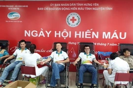 Cán bộ, nhân viên Viettel Hưng Yên tham gia hiến máu. (Ảnh: Phạm Kiên/TTXVN)