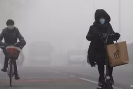 Mọi người đi xe giữa sương khói ở Bắc Kinh của Trung Quốc. (Nguồn: Reuters)