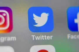 Biểu tượng của các nền tảng mạng xã hội trên màn hình điện thoại thông minh. (Ảnh: AFP/TTXVN)