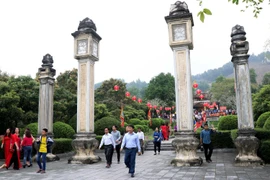 Du khách đến thăm quan khu di tích Hải Thượng Lãn Ông thuộc xã Sơn Trung, huyện Hương Sơn. (Ảnh: Công Tường/TTXVN)