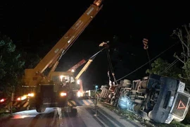 Hiện trường vụ tai nạn trên Quốc lộ 18, thuộc địa phận xã Quảng Minh, huyện Hải Hà, tỉnh Quảng Ninh. (Ảnh: TTXVN phát)