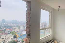 Hiện trạng phá dỡ các bức tường ruột, tường ngăn của các phòng thuộc tầng 18 tại công trình xây dựng 8B Lê Trực, phường Điện Biên, quận Ba Đình, Hà Nội. (Ảnh: Minh Nghĩa/TTXVN)
