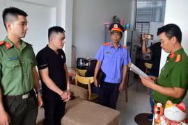 Cơ quan công an đọc lệnh bắt giữ đối tượng trong vụ án. (Ảnh: TTXVN phát)