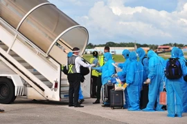 Hình ảnh công dân Việt Nam lên máy bay về nước. (Ảnh: Vũ Lê Hà/TTXVN)