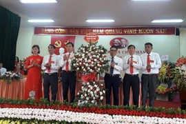 Đồng chí Đỗ Đình Hồng, Thành ủy viên, Bí thư Huyện ủy tặng hoa chúc mừng Đại hội đại biểu Đảng bộ xã Chu Phan nhiệm kỳ 2020-2025. (Nguồn: melinh.hanoi.gov.vn)
