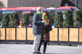 Người dân đeo khẩu trang để phòng tránh lây nhiễm virus SARS-CoV-2 tại Tehran của Iran, ngày 23/2 vừa qua. (Ảnh: THX/TTXVN)