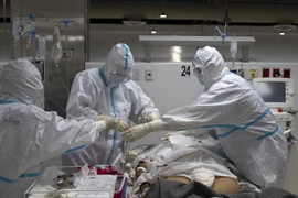 Điều trị cho bệnh nhân nhiễm COVID-19 tại San Salvador, El Salvador. (Ảnh: AFP/TTXVN)