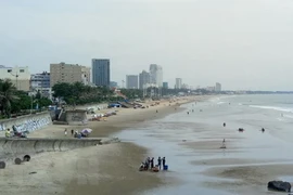 Khu vực bãi tắm Thùy Vân khi chưa có dịch COVID-19. (Ảnh: Huỳnh Ngọc Sơn/TTXVN)
