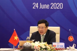 Phó Thủ tướng, Bộ trưởng Bộ Ngoại giao Phạm Bình Minh chủ trì Hội nghị không chính thức Bộ trưởng Ngoại giao ASEAN, ngày 24/6 vừa qua. (Ảnh: Văn Điệp/TTXVN)