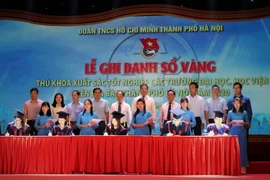 Các thủ khoa ghi danh sổ vàng năm 2020. (Ảnh: Linh Anh/TTXVN)