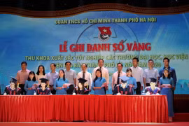 Các thủ khoa ghi danh sổ vàng năm 2020. (Ảnh: Linh Anh/TTXVN)
