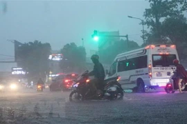 Mưa lớn khiến nhiều tuyến đường ở thành phố Vinh biến thành sông. (Ảnh: Nguyễn Oanh/TTXVN)