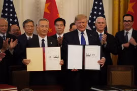 Tổng thống Mỹ Donald Trump và Phó Thủ tướng Trung Quốc Lưu Hạc tại lễ ký thỏa thuận thương mại giai đoạn một ở Washington DC., ngày 15/1 vừa qua. (Ảnh: THX/TTXVN)