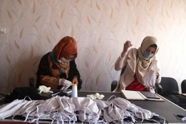 Một xưởng may khẩu trang tại Sari Pul của Afghanistan. (Ảnh: THX/TTXVN)