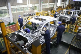 Công nhân làm tại nhà máy ở Trùng Khánh, Trung Quốc, ngày 18/2 vừa qua. (Ảnh: THX/TTXVN)