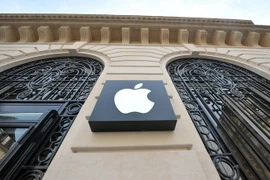 Biểu tượng Apple tại một cửa hàng ở Paris của Pháp. (Ảnh: AFP/TTXVN)