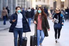 Người dân đeo khẩu trang để phòng tránh lây nhiễm COVID-19 tại Milan, Italy, ngày 24/2 vừa qua. (Ảnh: THX/TTXVN)
