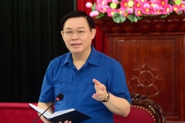 Bí thư Thành ủy Hà Nội Vương Đình Huệ chủ trì buổi làm việc với Ban Thường vụ Huyện ủy Đan Phượng. (Ảnh: Văn Điệp/TTXVN)