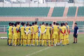 Ban huấn luyện trao đổi với các cầu thủ trước buổi tập. (Ảnh: Tiến Lực/TTXVN)