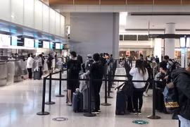 Công dân Việt Nam xếp hàng chờ làm thủ tục check-in để lên máy bay về nước. (Ảnh: TTXVN phát)