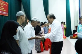 Phó Thủ tướng Thường trực Trương Hòa Bình tặng quà cho đồng bào Chăm có hoàn cảnh khó khăn tại Thành phố Hồ Chí Minh. (Ảnh: Xuân Khu/TTXVN)