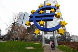 Biểu tượng đồng euro tại Frankfurt, Đức. (Ảnh: THX/TTXVN)