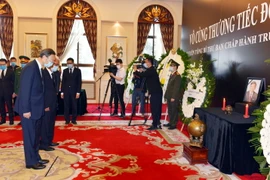 Cờ rủ được kéo lên trước Lăng Chủ tịch Hồ Chí Minh tại Hà Nội. (Ảnh: Minh Quyết/TTXVN)