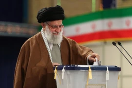 Lãnh tụ tối cao Iran Ayatollah Ali Khamenei bỏ phiếu trong cuộc tổng tuyển cử tại điểm bầu cử ở Tehran ngày 21/2. (Ảnh: AFP/TTXVN)