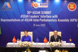 Thủ tướng Nguyễn Xuân Phúc, Chủ tịch ASEAN 2020 và Chủ tịch Quốc hội Nguyễn Thị Kim Ngân, Chủ tịch Hội đồng Liên Nghị viện ASEAN (AIPA) lần thứ 41 chủ trì Đối thoại giữa các Nhà lãnh đạo ASEAN và AIPA. (Ảnh: Thống Nhất/TTXVN)
