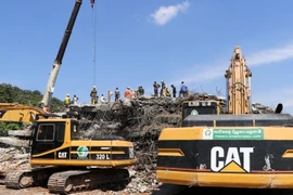 Lực lượng cứu hộ tìm kiếm nạn nhân tại hiện trường vụ sập công trình đang thi công tại Kep của Campuchia, ngày 4/1. (Ảnh: THX/TTXVN)