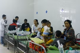 Trời trở rét, nhiều bệnh nhi phải nhập viện do bị bệnh về hô hấp. (Ảnh: Tá Chuyên/TTXVN)