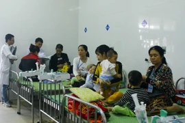 Trời trở rét, nhiều bệnh nhi phải nhập viện do bị bệnh về hô hấp. (Ảnh: Tá Chuyên/TTXVN)