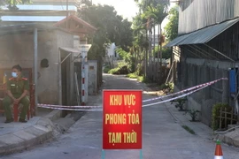 Một khu dân cư bị phong tỏa. (Ảnh minh họa: Nguyên Lý/TTXVN)