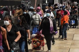 Người dân xếp hàng chờ nhận thực phẩm cứu trợ tại New York, Mỹ ngày 15/5 vừa qua trong bối cảnh dịch COVID-19 lan rộng. (Ảnh: AFP/TTXVN)