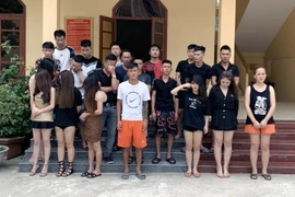 Các đối tượng vi phạm bị tạm giữ. (Ảnh: TTXVN phát)