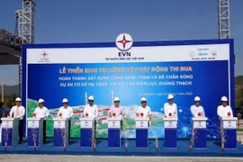 Chủ đầu tư cùng các nhà thầu ấn nút khởi công công trình. (Ảnh: Văn Tý/TTXVN)