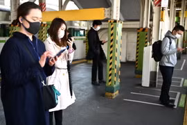 Người dân đeo khẩu trang phòng lây nhiễm COVID-19 tại nhà ga Takadanobaba ở Tokyo, Nhật Bản. (Ảnh: AFP/TTXVN)